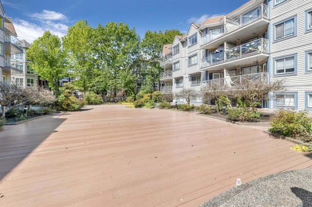 Surrey Town Manor - photo 4 of 6