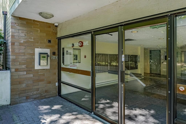 Thornbury Manor - photo 3 of 8