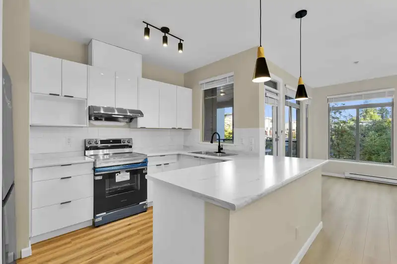 302 15380 102A AVENUE - photo 2 of 38