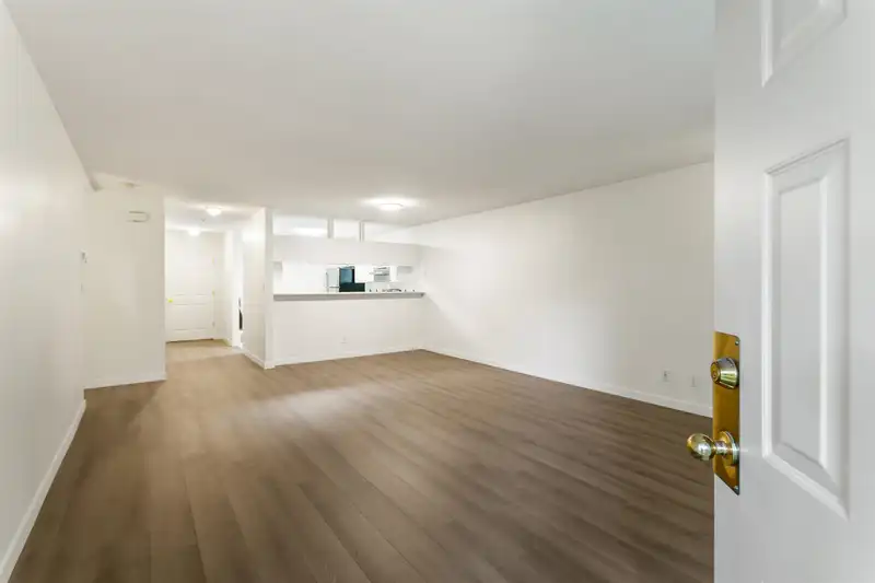 8 13660 84 AVENUE - photo 4 of 37