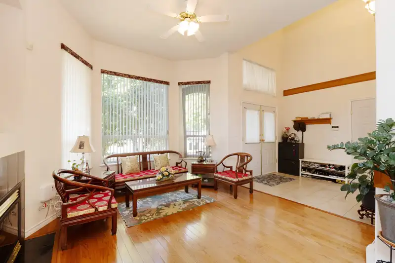 15898 99A AVENUE - photo 3 of 30