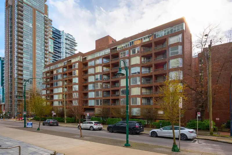 211 950 DRAKE STREET - photo 1 of 18