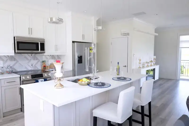 4 8181 135A STREET - photo 1 of 2