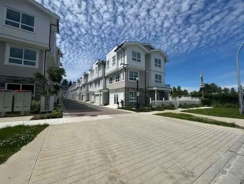 4 8181 135A STREET - photo 2 of 2