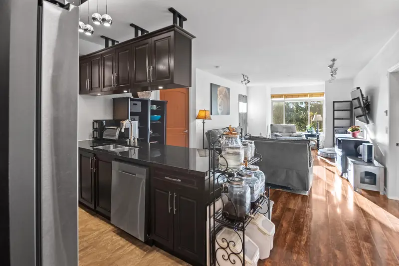 301 11887 BURNETT STREET - photo 4 of 25