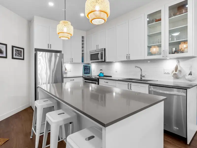 403 16398 64 AVENUE - photo 2 of 40