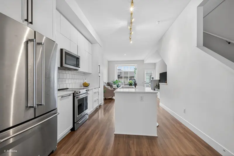 44 3552 VICTORIA DRIVE - photo 2 of 25