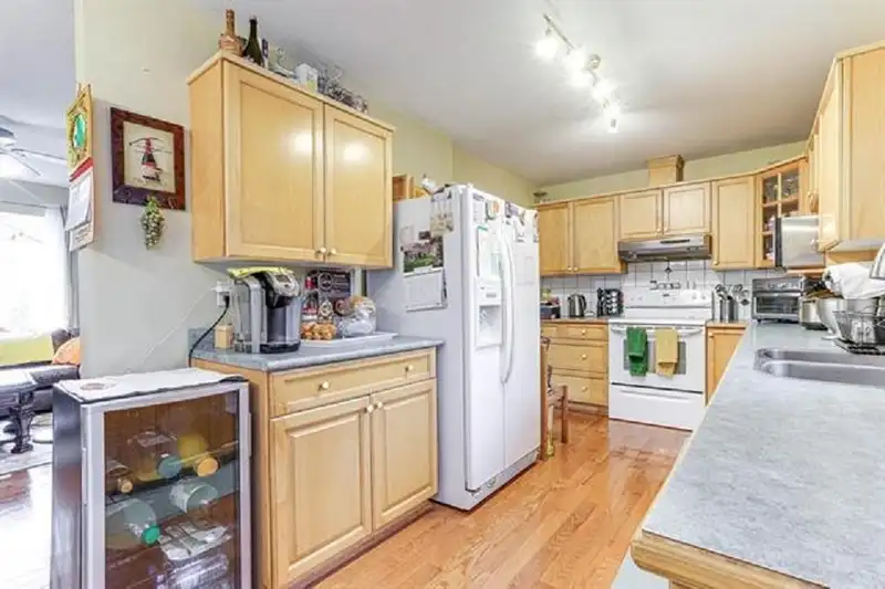 14574 110A AVENUE - photo 4 of 6