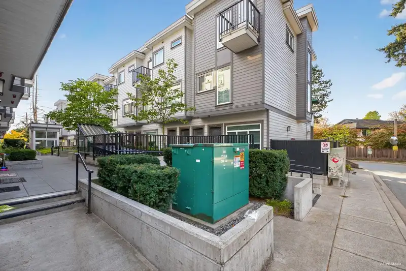 17 7247 140 STREET - photo 3 of 22