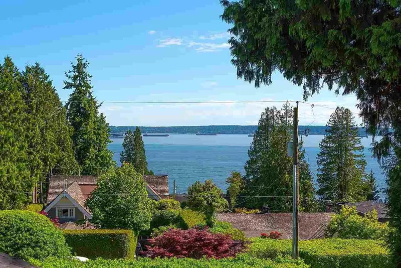 2623 LAWSON AVENUE - photo 2 of 25