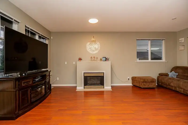 14858 58 AVENUE - photo 4 of 39