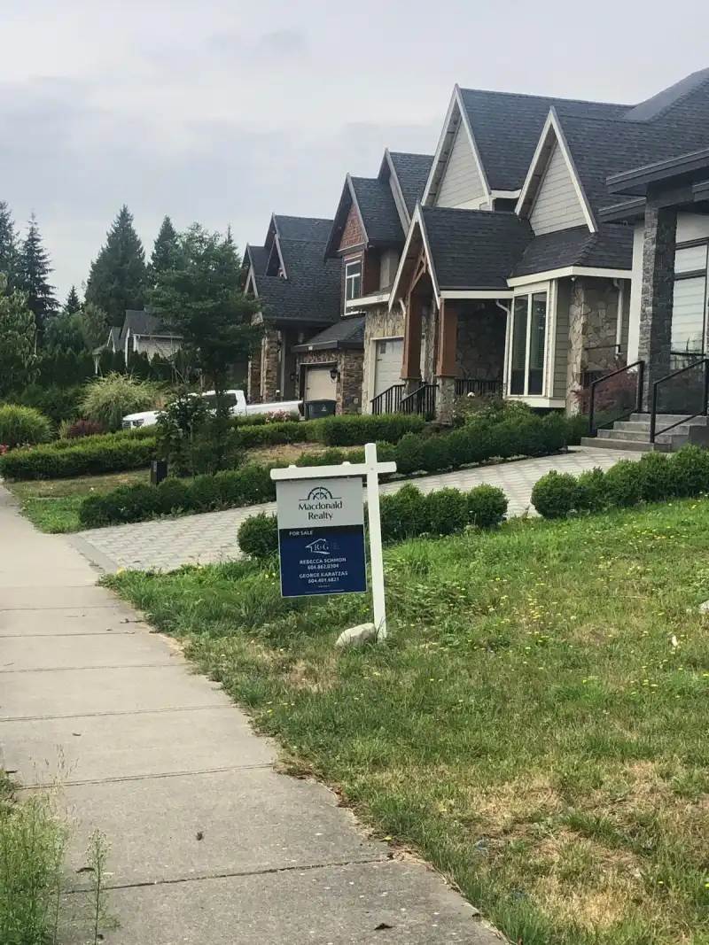 15683 107 AVENUE - photo 1 of 3