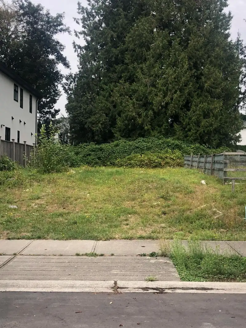 15683 107 AVENUE - photo 2 of 3