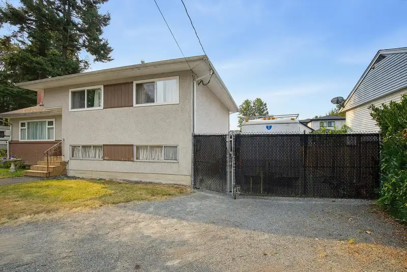 13022 101 AVENUE - photo 3 of 25