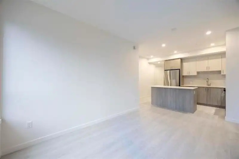 302 13838 108 AVENUE - photo 2 of 18
