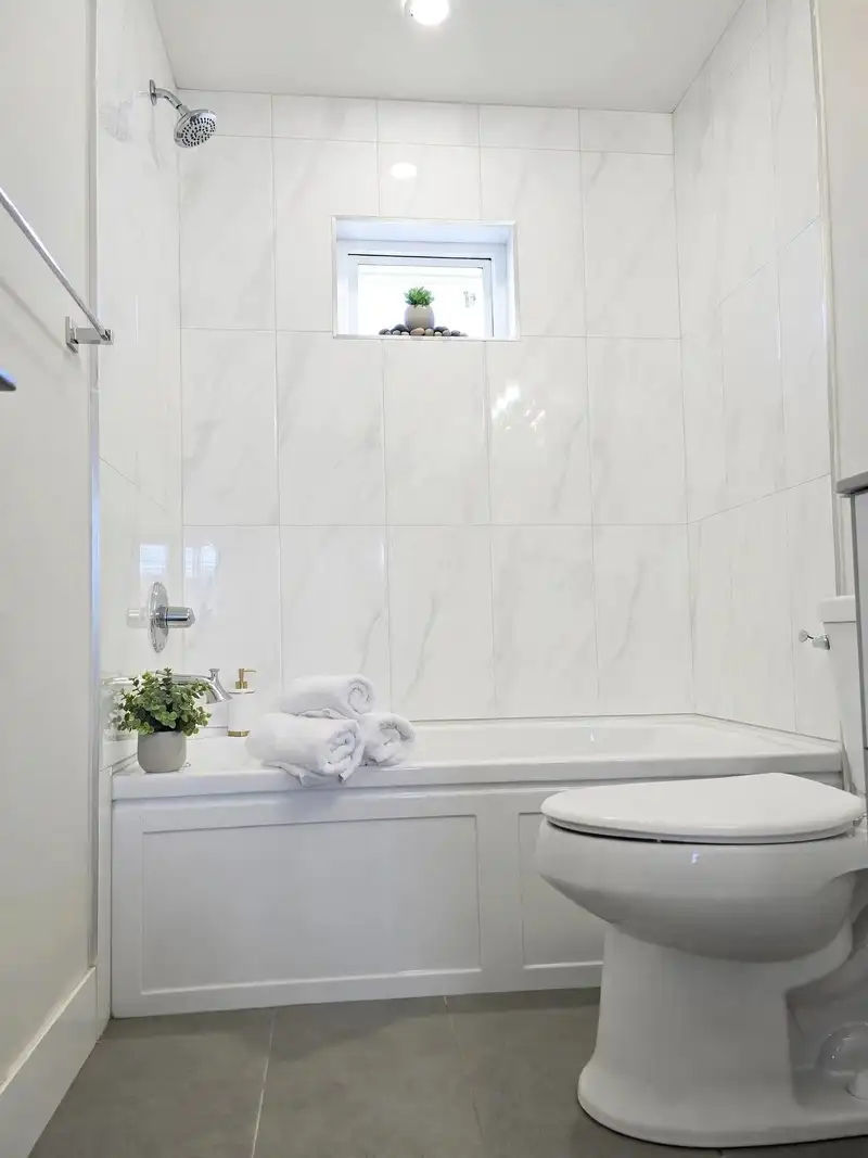 4 8033 166B STREET - photo 2 of 11