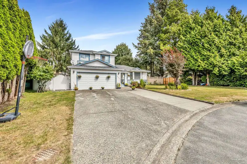 9087 144 STREET - photo 2 of 30