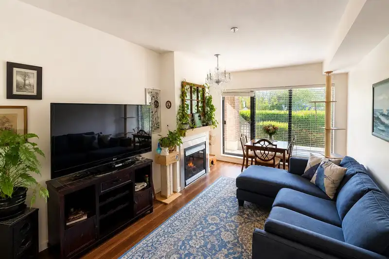 121 10866 CITY PARKWAY - photo 2 of 12