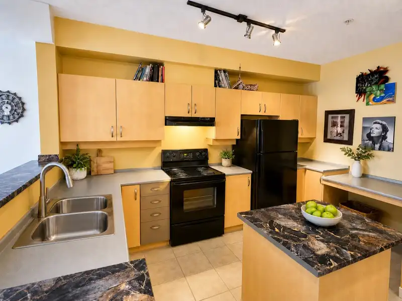 121 10866 CITY PARKWAY - photo 3 of 12
