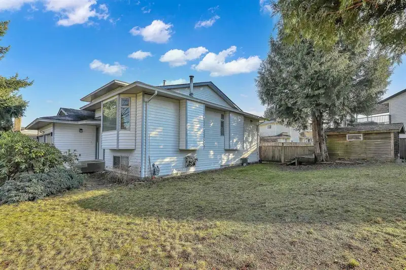 15662 91A AVENUE - photo 3 of 35