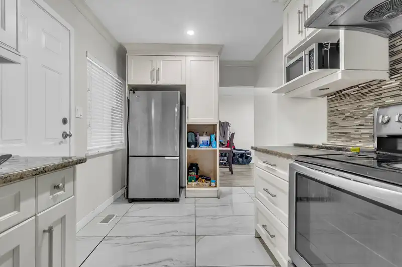 12552 99 AVENUE - photo 1 of 38