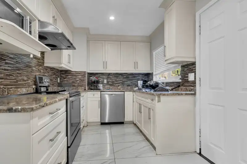 12552 99 AVENUE - photo 3 of 38