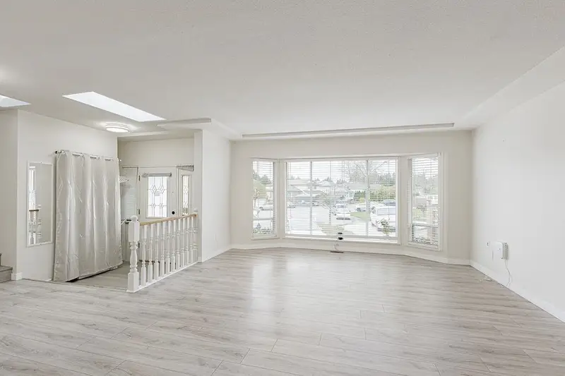 13285 98 AVENUE - photo 3 of 25