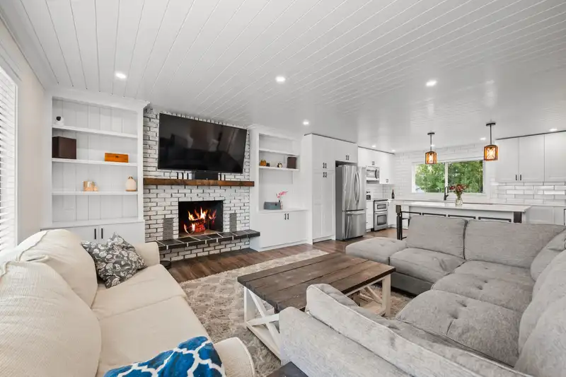 18296 59A AVENUE - photo 4 of 40