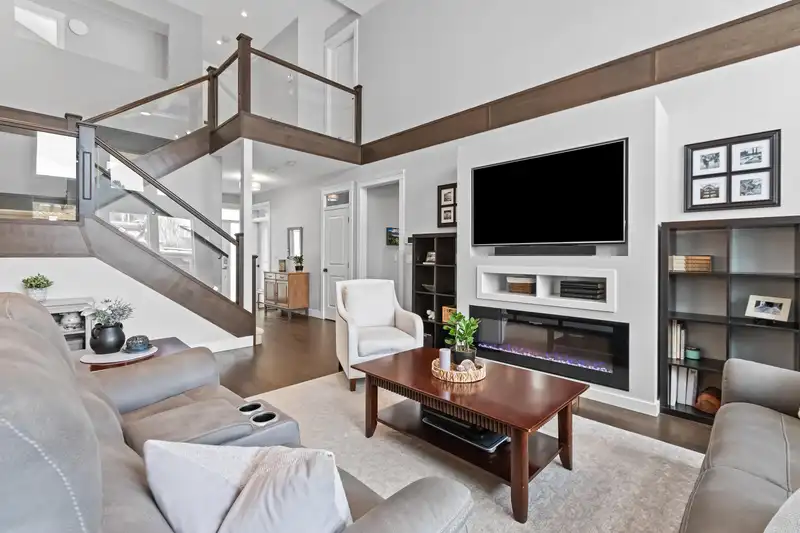 6077 181 STREET - photo 4 of 40