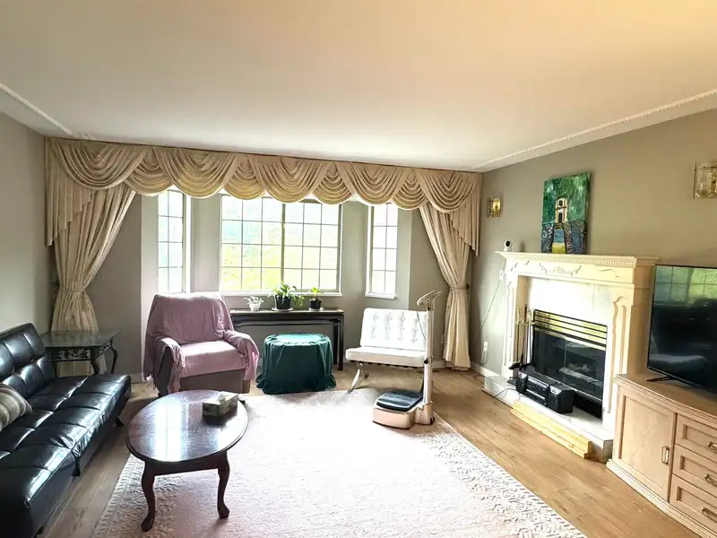 16328 96 AVENUE - photo 4 of 31