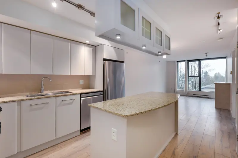 306 683 W VICTORIA PARK - photo 1 of 24