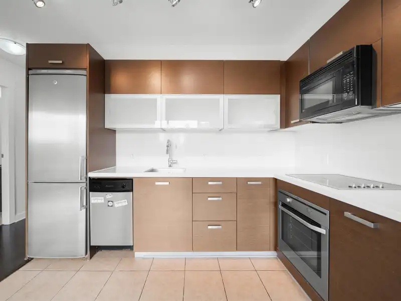 605 13380 108 AVENUE - photo 2 of 16