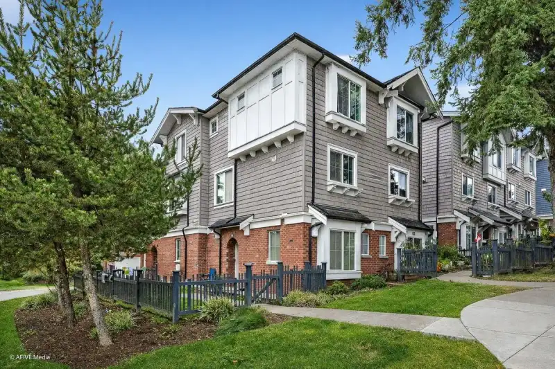 163 14833 61 AVENUE - photo 1 of 23