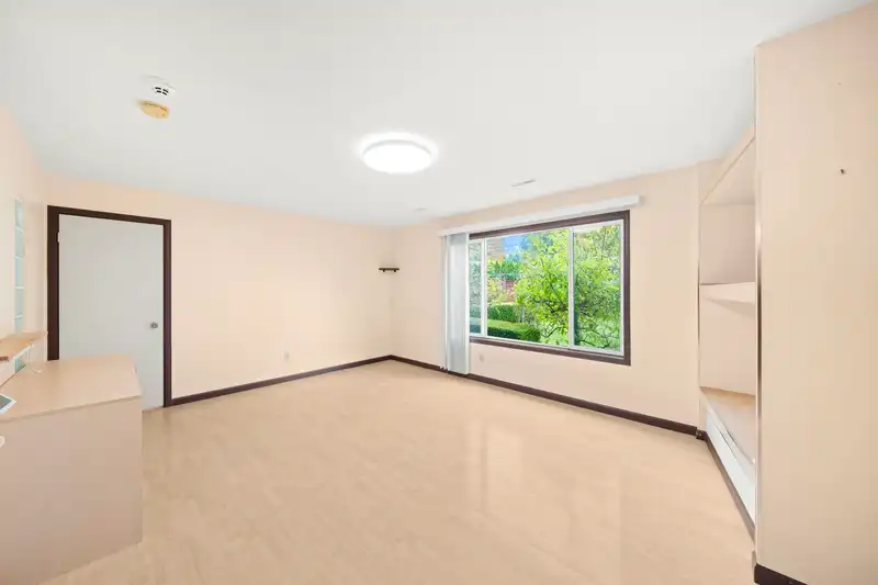12851 104 AVENUE - photo 3 of 40