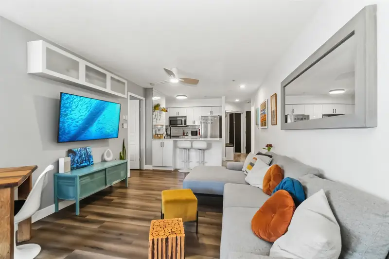 110 189 E 16TH AVENUE - photo 4 of 25