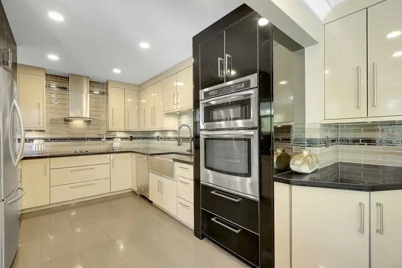 15092 73 AVENUE - photo 1 of 40