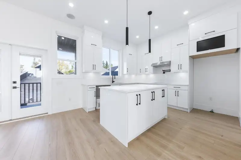 6221 148 STREET - photo 3 of 25