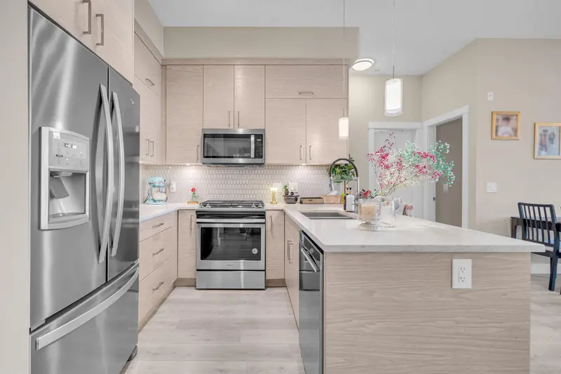 219 2120 GLADWIN ROAD - photo 3 of 25