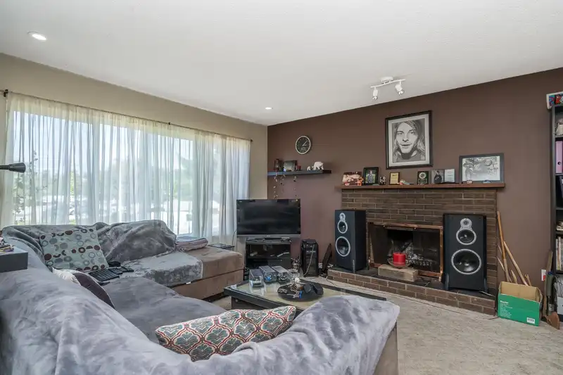 17804 60 AVENUE - photo 3 of 31