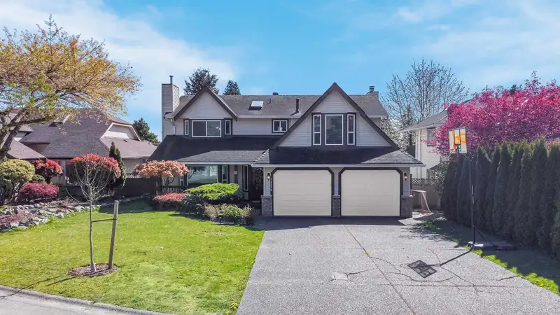 14272 70 AVENUE - photo 1 of 32
