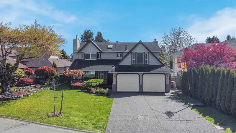 14272 70 AVENUE - photo 2 of 32