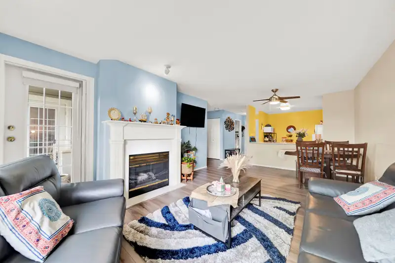 308 15160 108 AVENUE - photo 2 of 32