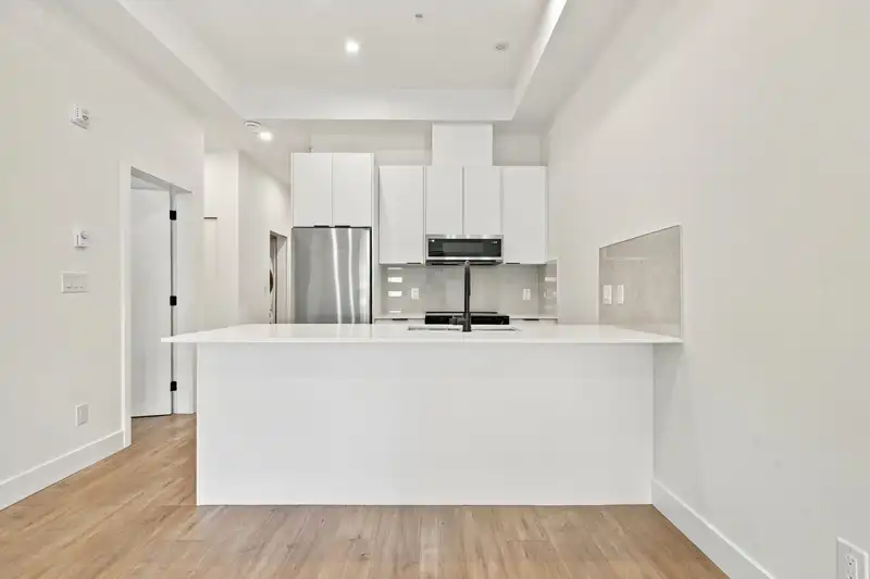 106 14398 60 AVENUE - photo 2 of 9