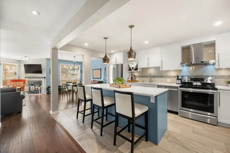 208A 1220 QUAYSIDE DRIVE - photo 1 of 25