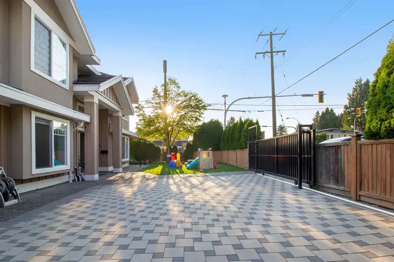14006 92 AVENUE - photo 4 of 29