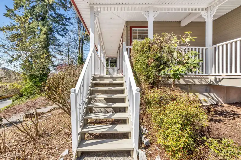 16715 78 AVENUE - photo 3 of 25