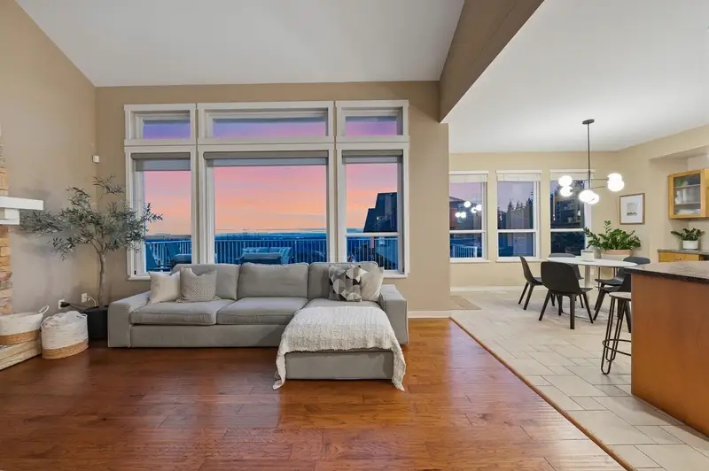 4 HICKORY DRIVE - photo 3 of 25