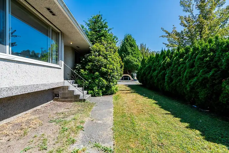 13781 88 AVENUE - photo 2 of 32