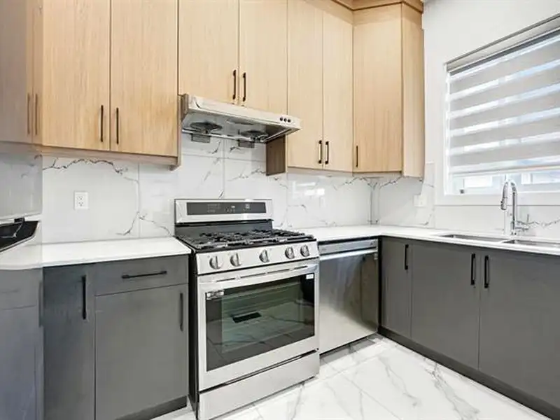 14739 62 AVENUE - photo 4 of 20