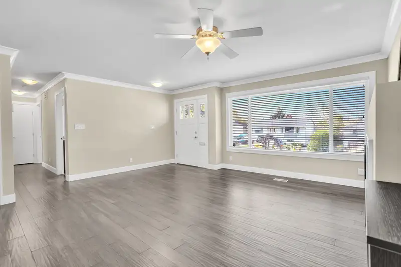 14682 111 AVENUE - photo 4 of 34